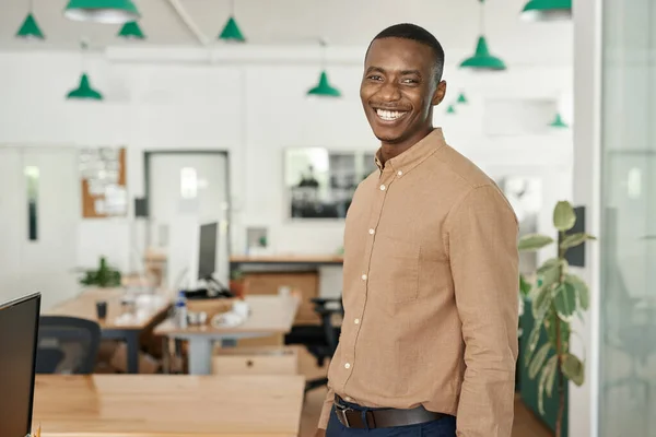 Retrato Jovem Empresário Africano Rindo Enquanto Estava Sozinho Escritório Moderno — Fotografia de Stock