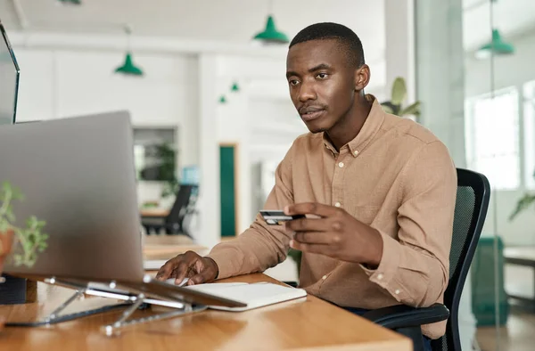 Fiatal Afrikai Üzletember Hitelkártyával Vásárol Online Miközben Íróasztalánál Egy Irodában — Stock Fotó