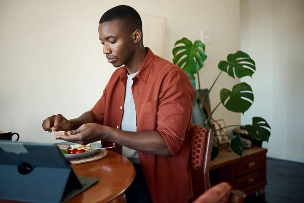 Ung Afrikansk Man Sitter Vid Sitt Matbord Och Njuter Hälsosam — Stockfoto