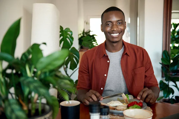 Egy Mosolygó Afrikai Férfi Portréja Aki Ebédlőasztalánál Egészséges Házi Tojásos — Stock Fotó