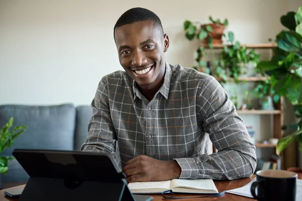 Retrato Jovem Empresário Africano Sorridente Trabalhando Remotamente Casa Mesa Sua — Fotografia de Stock