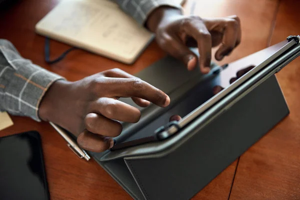 집에서 거실에 테이블에서 원격으로 일하는 디지탈 태블릿을 사용하는 아프리카 사업가의 — 스톡 사진