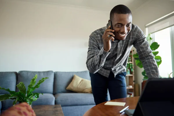 Lächelnder Junger Afrikanischer Geschäftsmann Der Ein Digitales Tablet Benutzt Und — Stockfoto