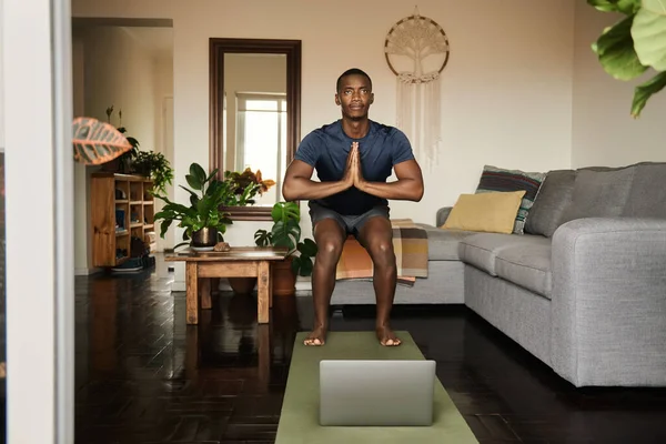 Ajustar Joven Africano Silla Posar Durante Una Clase Yoga Línea —  Fotos de Stock