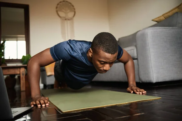 Młody Afrykanin Podczas Sesji Jogi Domu Pozuje Macie Ćwiczeń — Zdjęcie stockowe