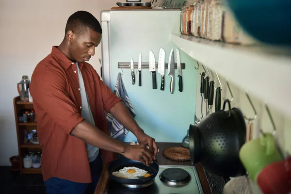 Junger Afrikaner Knackt Eier Pfanne Während Hause Der Küche Frühstückt — Stockfoto