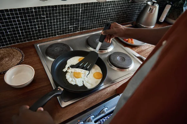 Joven Hombre Africano Freír Huevos Una Sartén Cocina Estufa Mientras —  Fotos de Stock