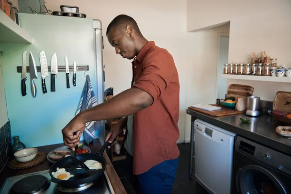 Jonge Afrikaanse Man Kookt Eieren Een Frypan Zijn Fornuis Tijdens — Stockfoto