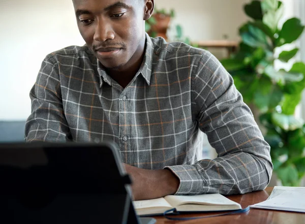 아프리카 에사는 사업가는 집에서 거실에 테이블에서 원격으로 일하면서 디지털 태블릿을 — 스톡 사진