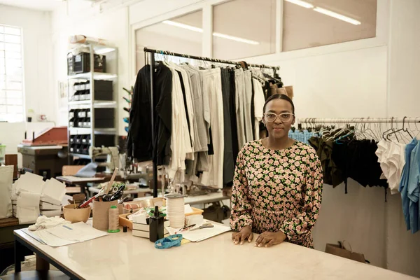 Retrato Una Joven Confiada Diseñadora Moda Africana Parada Banco Trabajo — Foto de Stock