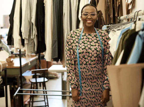 Retrato Una Joven Diseñadora Moda Africana Sonriente Parada Junto Bastidores — Foto de Stock