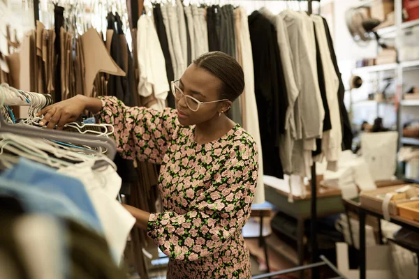 Giovane Stilista Donna Africana Alla Ricerca Attraverso Assortimento Abbigliamento Appeso — Foto Stock