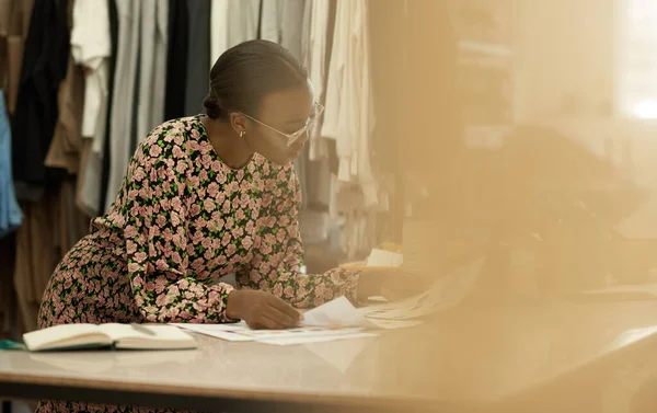 Νεαρή Αφρικανή Σχεδιάστρια Ρούχων Ακουμπισμένη Πάγκο Εργασίας Στο Εργαστήριό Της — Φωτογραφία Αρχείου