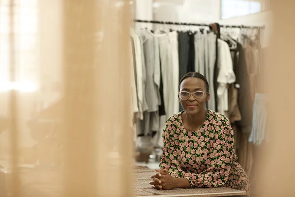 Portrait Confident Young African Female Fashion Designer Leaning Workbench Her — Stock Photo, Image