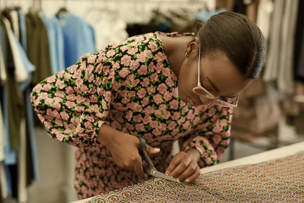 Joven Diseñadora Moda Africana Cortando Una Pieza Material Con Tijeras —  Fotos de Stock