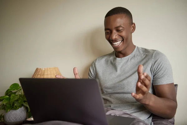 Riendo Joven Africano Navegando Por Internet Con Portátil Mientras Está — Foto de Stock