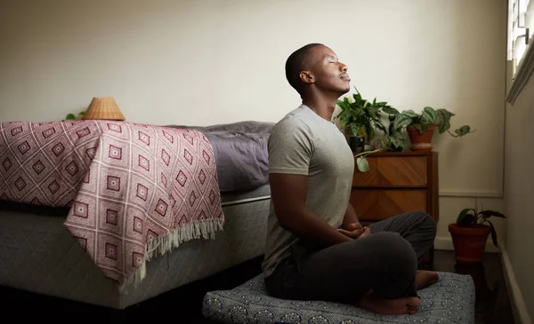 Joven Africano Sentado Suelo Dormitorio Casa Por Mañana Meditando Con —  Fotos de Stock