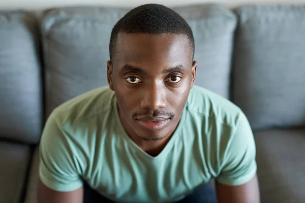 Närbild Porträtt Självsäker Ung Afrikansk Man Sitter Ensam Soffa Sitt — Stockfoto