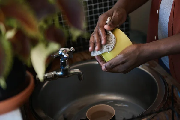 Крупный План Молодого Африканца Моющего Посуду Раковине Кухне Время Работы — стоковое фото