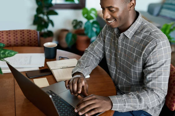 Joven Empresario Africano Sonriendo Mientras Trabaja Desde Casa Portátil Una — Foto de Stock