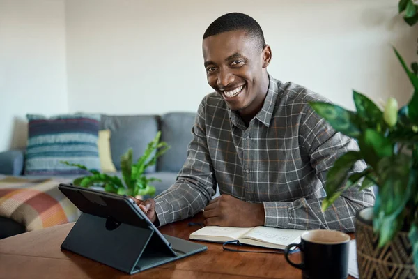 아프리카 에사는 사업가가 컴퓨터 태블릿을 사용하여 탁자에서 원격으로 일하는 — 스톡 사진