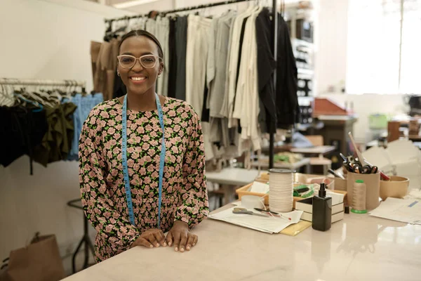 Retrato Una Joven Diseñadora Moda Africana Sonriente Parada Banco Trabajo — Foto de Stock