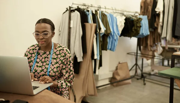 Giovane Stilista Donna Africana Che Lavora Online Con Computer Portatile — Foto Stock