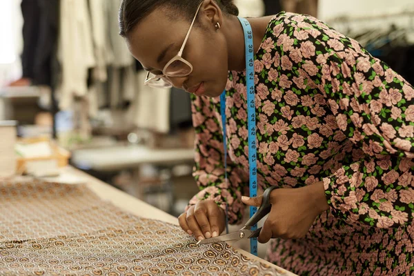 Joven Diseñadora Moda Africana Cortando Trozo Tela Con Tijeras Una — Foto de Stock