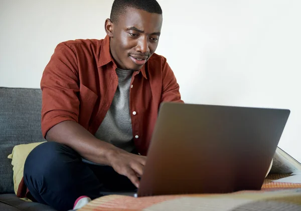 Joven Hombre Africano Trabajando Remotamente Desde Casa Portátil Mientras Está — Foto de Stock