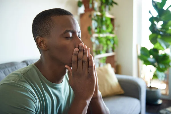 Genç Afrikalı Adam Evdeki Oturma Odasındaki Kanepesinde Gözleri Kapalı Otururken — Stok fotoğraf