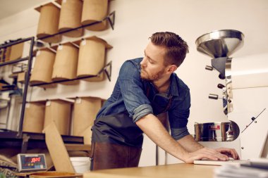 dizüstü bilgisayar kullanarak çalışma alanı erkekte