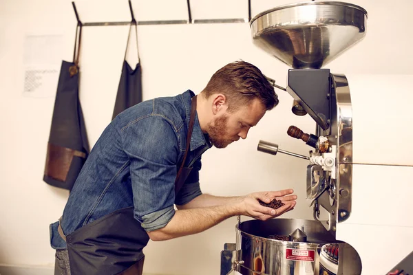 咖啡烘焙咖啡豆的质量检查 — 图库照片