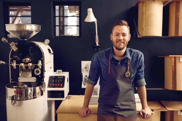 Hombre que trabaja en el tostado de café — Foto de Stock