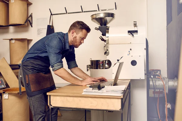 Людина в робочому просторі за допомогою ноутбука — стокове фото