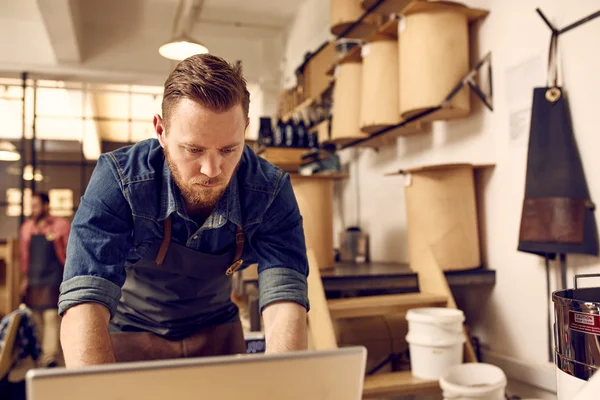 Man in work space using laptop — Stock Photo, Image