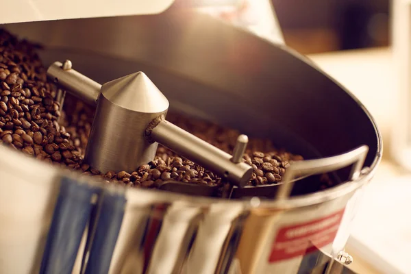 Ароматические кофейные зерна только что жареные — стоковое фото