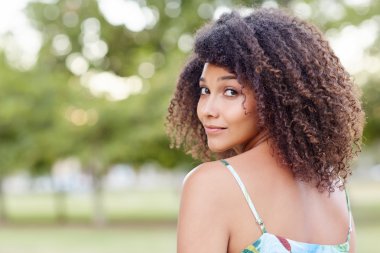 kadın geri omzunun üzerinden arıyor