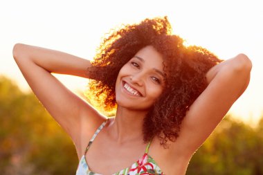 Parkta yaz akşamı gülümseyen kadın