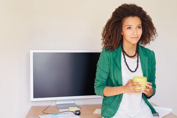 Zakenvrouw met koffiebeker — Stockfoto