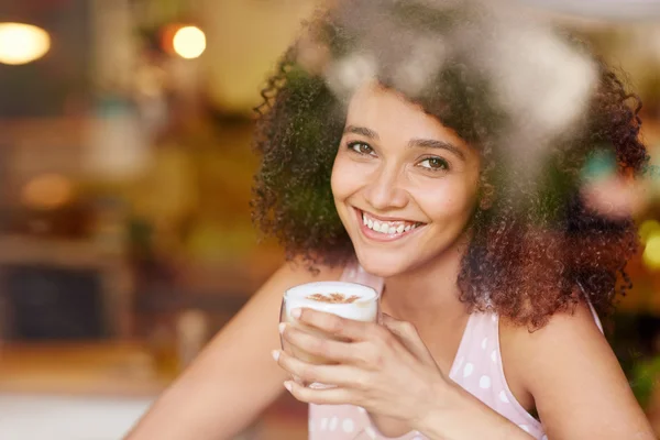 Belle femme buvant du café — Photo