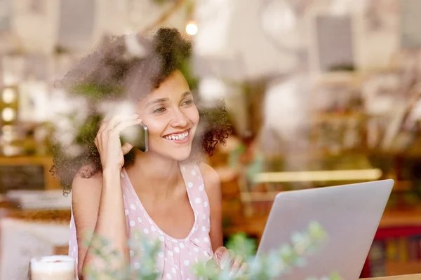 Dizüstü bilgisayarda yazarak ve Evet kadın