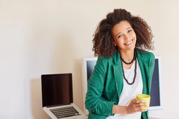 Zakenvrouw met koffiebeker — Stockfoto