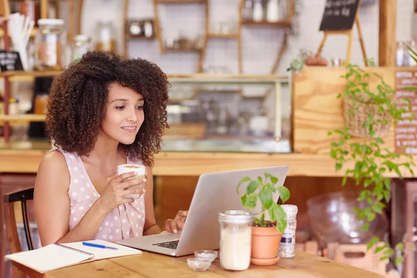 Freelancer femenina trabajando en una cafetería — Foto de Stock