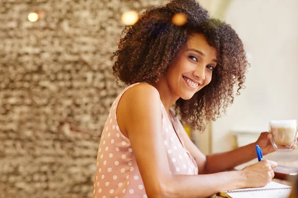 Vrouw schrijven op Kladblok — Stockfoto