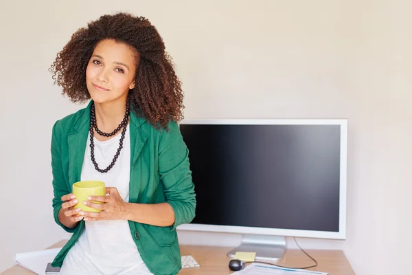 Businesswoman holding coffee cup — Stock Photo, Image