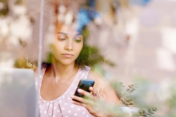 Kobieta, wpisując na telefon komórkowy — Zdjęcie stockowe