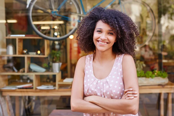 Woman standing in entrance of coffee shop — Stock Photo, Image