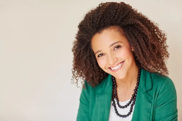 Mujer de negocios sonriendo a la cámara — Foto de Stock