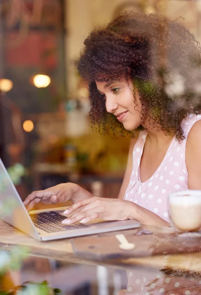Woman working on laptop in coffee shop — Stock Photo, Image