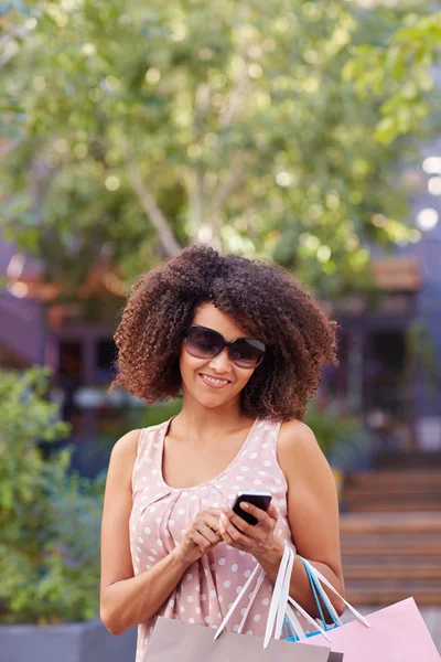 Donna in occhiali da sole invio di messaggi al telefono — Foto Stock